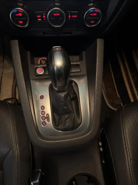 Tirane, shes makine Volkswagen Jetta Nafte, e bardhë automatik Klima 162.000 km 7.500 €