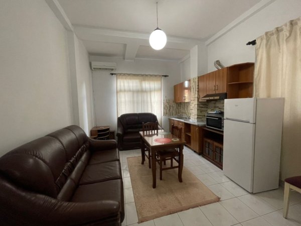Tirane, jepet me qera apartament 1+1 Kati 1, 62 m² 500 € (QENDER)
