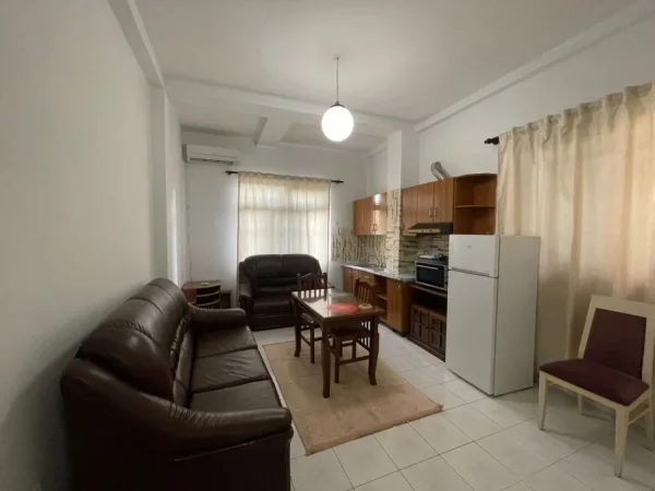 Tirane, jepet me qera apartament 1+1 Kati 1, 62 m² 500 € (QENDER)