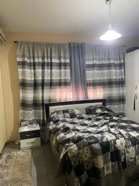 Tirane, jepet me qera apartament 3+1 Kati 2, 270 m² 450 € (FRESKU)
