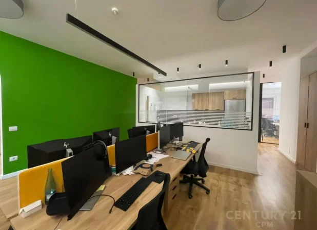 Tirane, jepet me qera zyre Kati 1, 260 m² 3.500 € (Kompleksi Delijorgji)