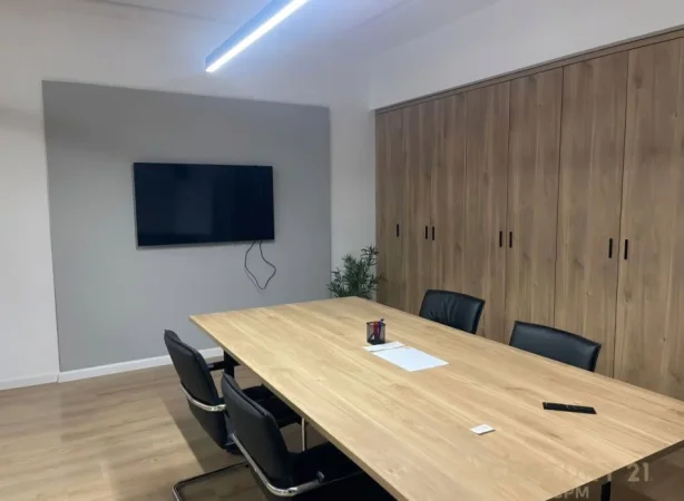 Tirane, jepet me qera zyre Kati 1, 260 m² 3.500 € (Kompleksi Delijorgji)