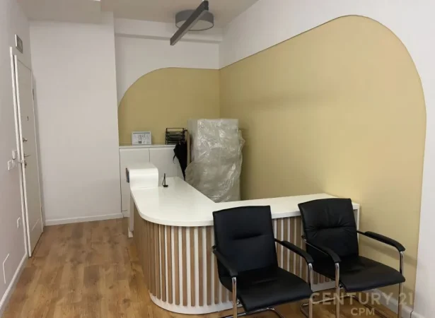 Tirane, jepet me qera zyre Kati 1, 260 m² 3.500 € (Kompleksi Delijorgji)