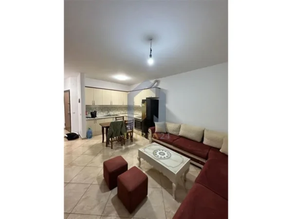 Apartament me qira 1+1, Astir