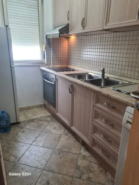 Tirane, jepet me qera Apartament 2+1+Ballkon, Kati 5 me Ashensor, 106 m² 700 € (Rruga Kosovareve, prane Hotel Dinasty)
