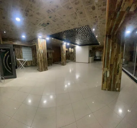 Tirane, jepet me qera Ambjent biznesi, Kati 1 buze rruges Kryesore, 175 m², 150.000 Leke (Rruga Myslym Shyri)