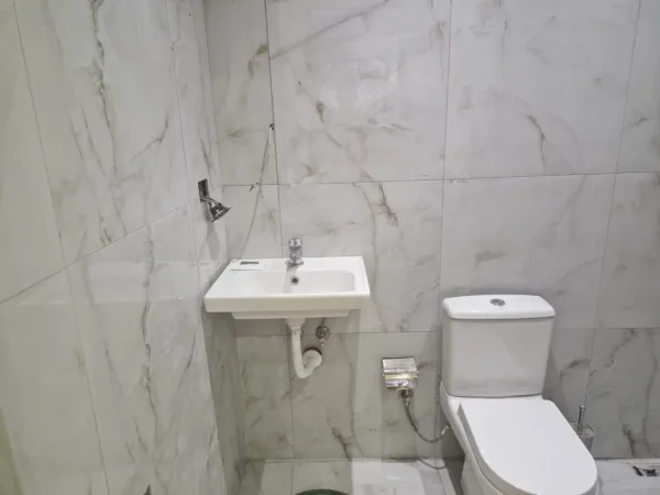 Tirane, jepet me qera Ambjent biznesi, Kati 0 pallat i ri me ashensor, 55 m², 600 € (Rruga Myslym Shyri prane Someg)