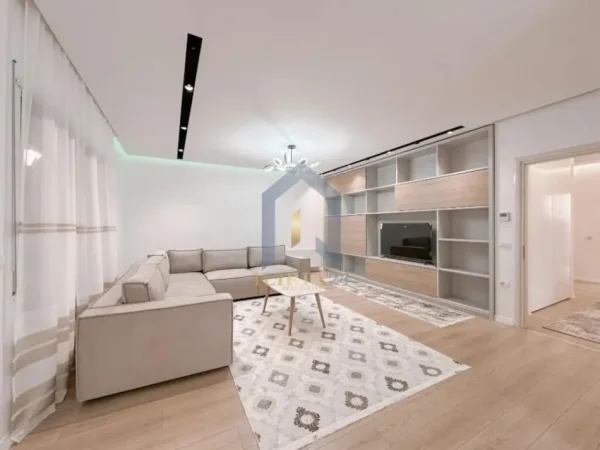 Super apartament 3+1+2 + verand me qira tek kompleksi "Grenn City" , Astir