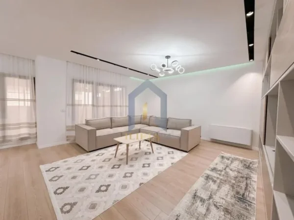 Super apartament 3+1+2 + verand me qira tek kompleksi "Grenn City" , Astir