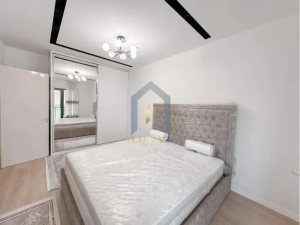 Super apartament 3+1+2 + verand me qira tek kompleksi "Grenn City" , Astir