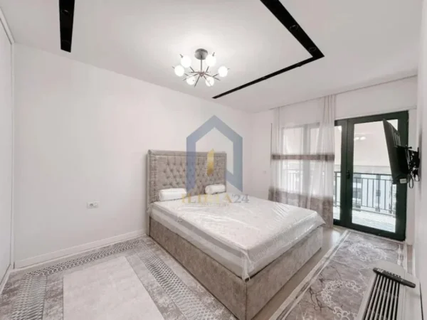 Super apartament 3+1+2 + verand me qira tek kompleksi "Grenn City" , Astir