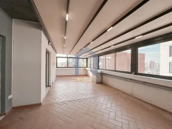 Super apartament 3+1+2 + verand me qira tek kompleksi "Grenn City" , Astir