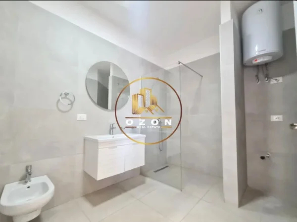 Tirane, jepet me qera apartament 3+1+Ballkon Kati 7, 125 m² 750 € (Rruga e Dibrës)