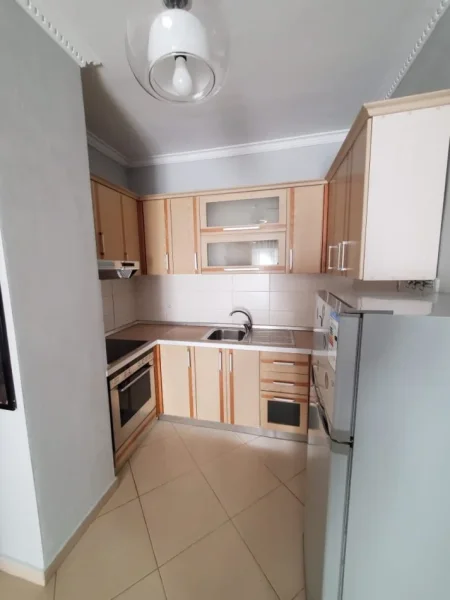 Tirane, jepet me qera apartament 2+1 Kati 3, 90 m² 450 € (astir)