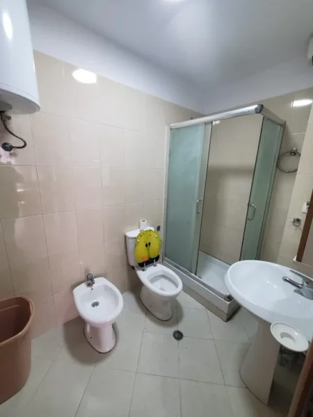 Tirane, jepet me qera apartament 2+1 Kati 3, 90 m² 450 € (astir)