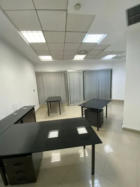 Tirane, jepet me qera zyre Kati 1, 30 m² 750 € (kullat binjake)