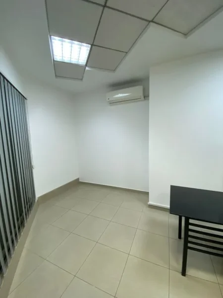 Tirane, jepet me qera zyre Kati 1, 30 m² 750 € (kullat binjake)