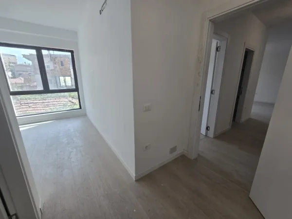 Tirane, jepet me qera apartament 2+1+Aneks+Ballkon Kati 1, 96 m² 700 € (myslym shyri)