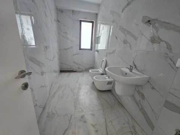 Tirane, jepet me qera apartament 2+1+Aneks+Ballkon Kati 1, 96 m² 700 € (myslym shyri)