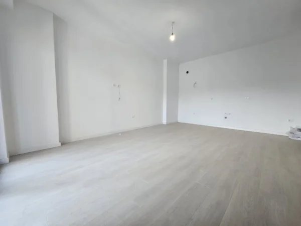 Tirane, jepet me qera zyre Kati 1, 96 m² 700 € (myslym shyri)