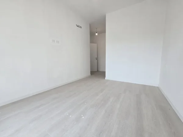 Tirane, jepet me qera zyre Kati 1, 96 m² 700 € (myslym shyri)