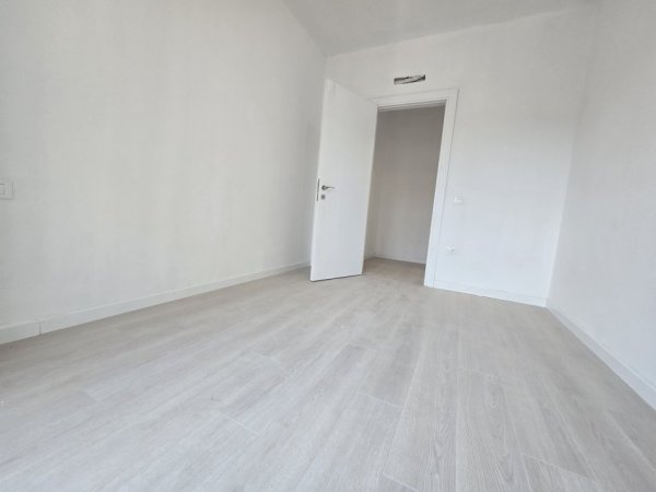 Tirane, jepet me qera zyre Kati 1, 96 m² 700 € (myslym shyri)