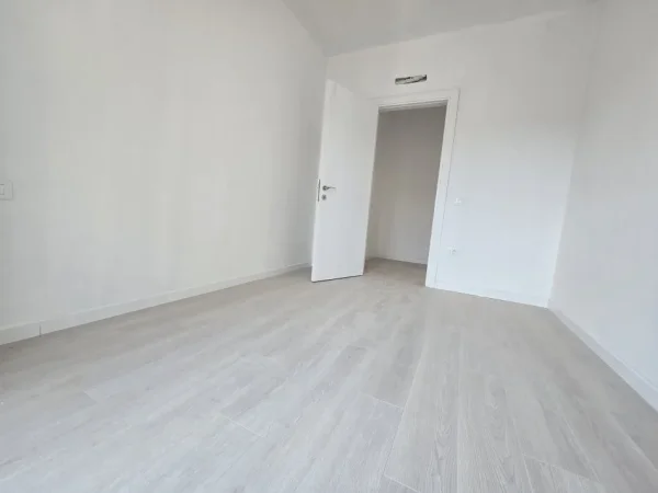 Tirane, jepet me qera zyre Kati 1, 96 m² 700 € (myslym shyri)