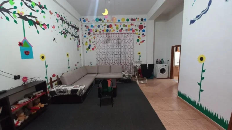 Tirane, jepet me qera ambjent biznesi , 218 m² 800 € (Kthesa e Kamzes)