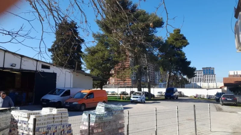 Tirane, jepet me qera magazine , 700 m² (Bedri Karapici,Qyteti Nxenesve,ngjitur me fushat e Sport Klub Tirana)