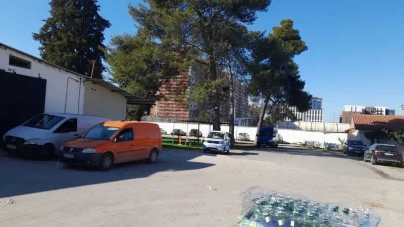 Tirane, jepet me qera magazine , 700 m² (Bedri Karapici,Qyteti Nxenesve,ngjitur me fushat e Sport Klub Tirana)