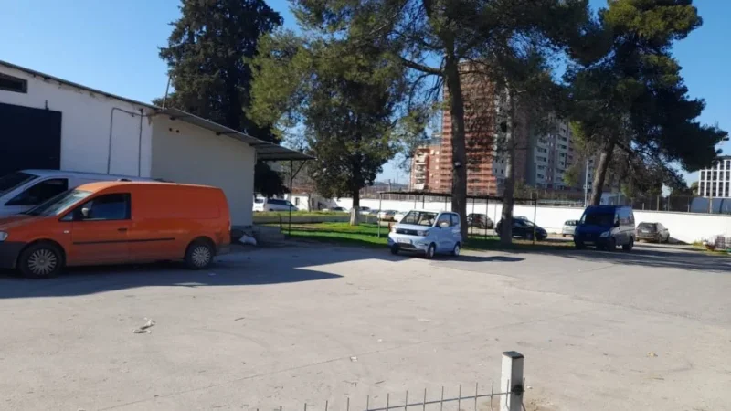 Tirane, jepet me qera magazine , 700 m² (Bedri Karapici,Qyteti Nxenesve,ngjitur me fushat e Sport Klub Tirana)