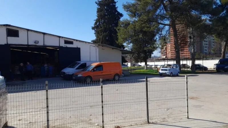 Tirane, jepet me qera magazine , 700 m² (Bedri Karapici,Qyteti Nxenesve,ngjitur me fushat e Sport Klub Tirana)