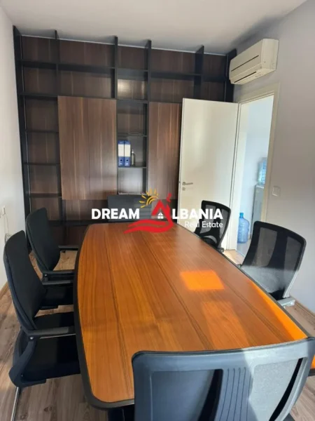 Tirane, jepet me qera zyre Kati 4, 85 m² 800 € (Zogu i Zi)