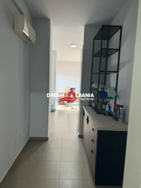 Tirane, jepet me qera zyre Kati 4, 85 m² 800 € (Zogu i Zi)