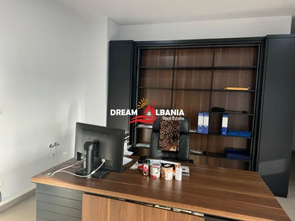 Tirane, jepet me qera zyre Kati 4, 85 m² 800 € (Zogu i Zi)