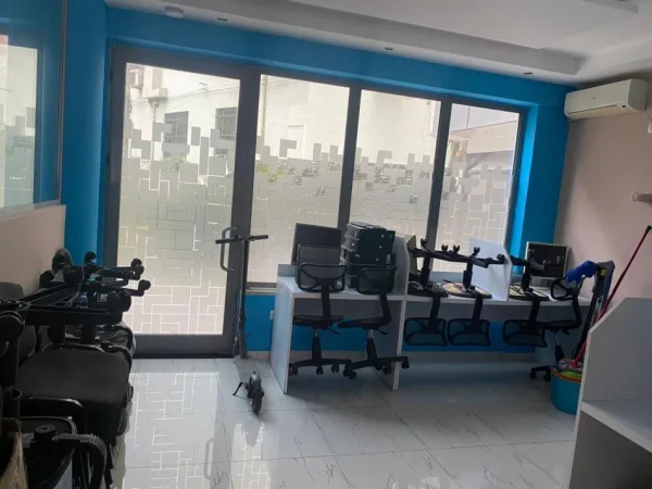 Tirane, jepet me qera zyre Kati 0, 80 m² 900 € (SELVIA)