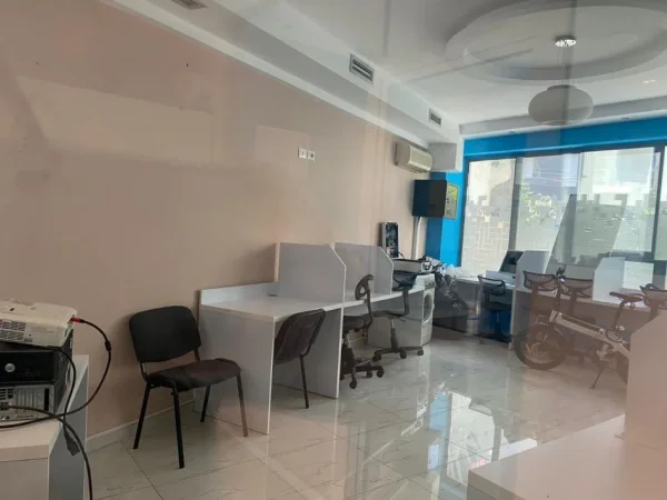 Tirane, jepet me qera zyre Kati 0, 80 m² 900 € (SELVIA)