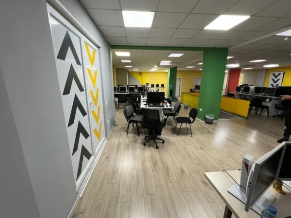 Tirane, jepet me qera zyre Kati 1, 515 m² 7.000 € (SELVIA)