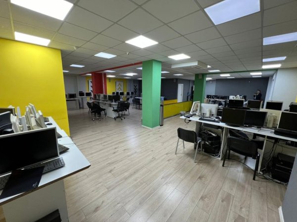 Tirane, jepet me qera zyre Kati 1, 515 m² 7.000 € (SELVIA)