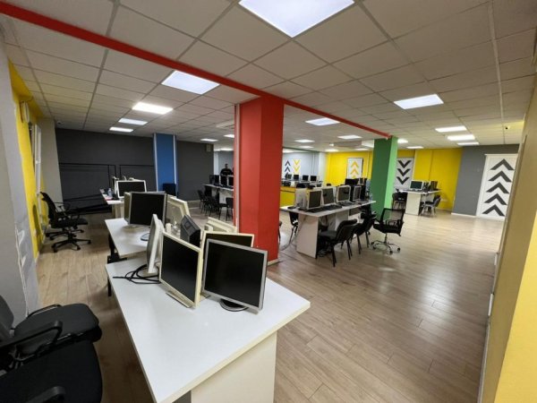Tirane, jepet me qera zyre Kati 1, 515 m² 7.000 € (SELVIA)