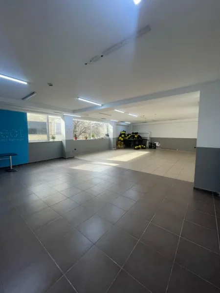 Tirane, jepet me qera zyre Kati 1, 1.000 m² 10.000 € (XHAMLLIKU)