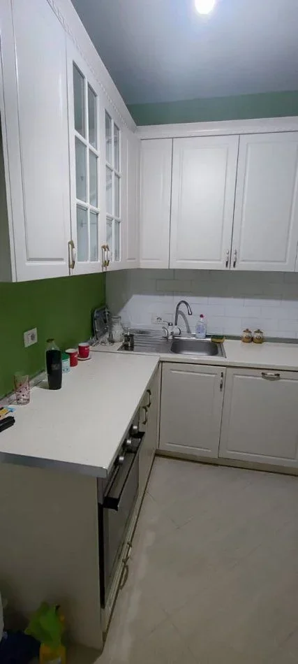 Tirane, jepet me qera apartament 2+1+Ballkon Kati 2, 100 m² 350 € (FRESKU)