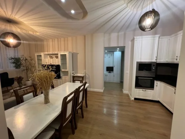 Tirane, jepet me qera apartament 2+1 Kati 2, 85 m² 750 € 