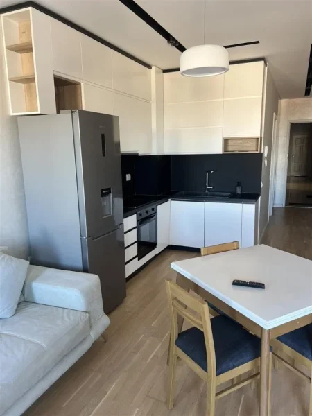 Tirane, jepet me qera apartament 1+1+Ballkon Kati 4, 75 m² 750 € (STACIONI I TRENIT)