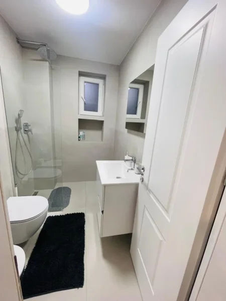 Tirane, jepet me qera apartament 1+1+Aneks+Ballkon Kati 2, 70 m² 600 € (STACIONI I TRENIT)