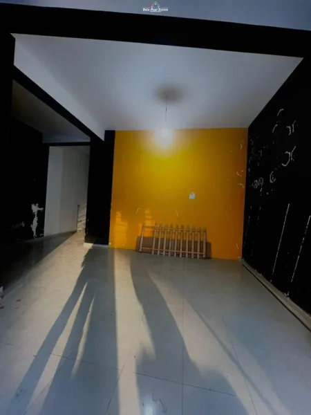 Tirane, jepet me qera dyqan Kati 0, 80 m² 600 € (yzberisht)