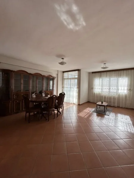 Tirane, jepet me qera apartament 2+1+Ballkon Kati 10, 114 m² 550 € (Komuna e Parisit)