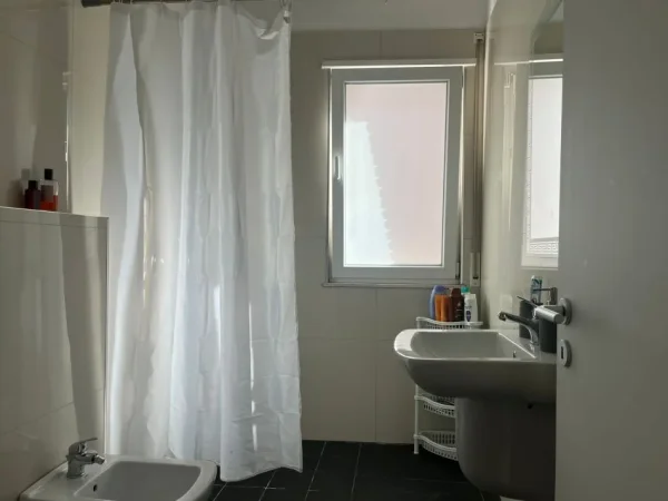 Tirane, jepet me qera apartament 2+1 Kati 4, 95 m² 650 € (ALI DEM)