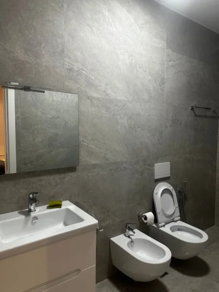 Tirane, jepet me qera apartament 2+1 Kati 4, 120 m² 700 € (XHANFIZE KEKO)