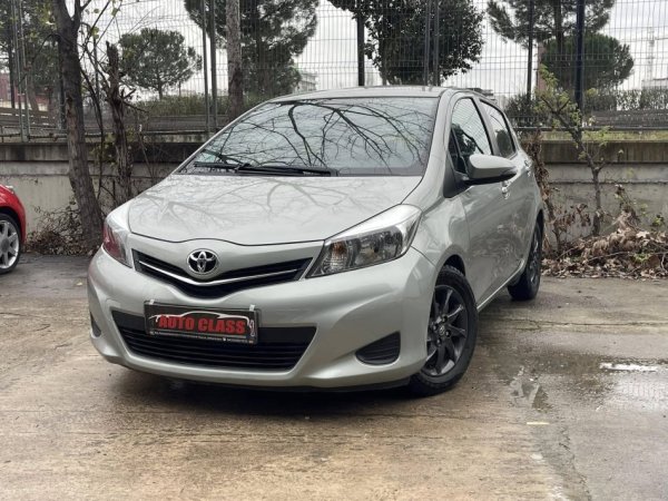 Tirane, shes makine TOYOTA YARIS Nafte, gri e erret manuale Klima 183.000 km 5.800 €